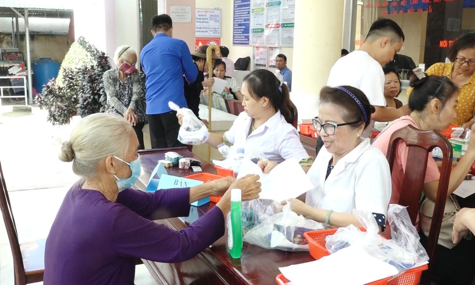 Đức Hòa khám bệnh, tặng quà cho 250 người nghèo