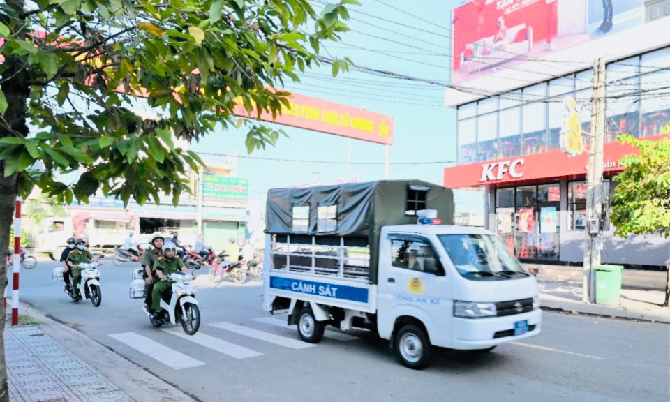 Bến Lức cấp xe ô tô cho công an các xã trọng điểm, phức tạp về an ninh trật tự