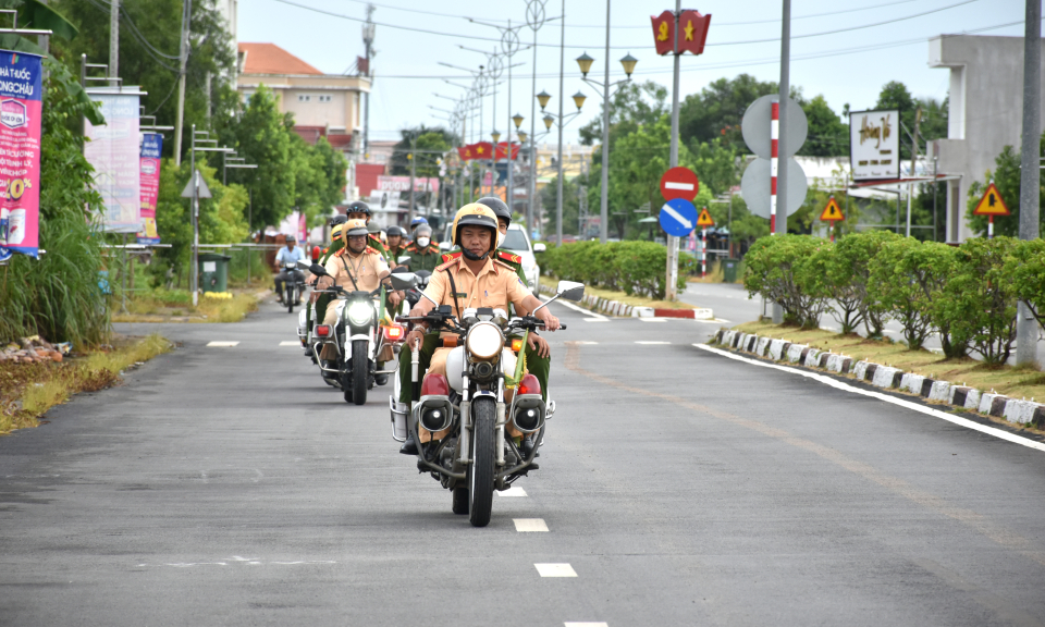 Tân Thạnh ra quân kiểm soát, xử lý vi phạm đối với phương tiện lắp đặt thiết bị phát tín hiệu của xe được quyền ưu tiên