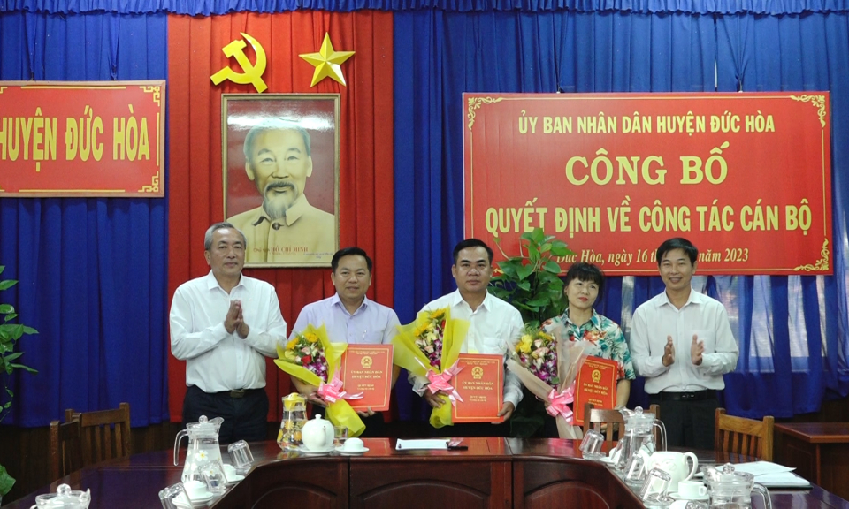 Đức Hòa công bố quyết định cán bộ Phòng Y tế