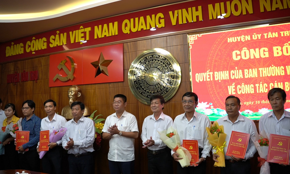 Tân Trụ công bố các quyết định về công tác cán bộ