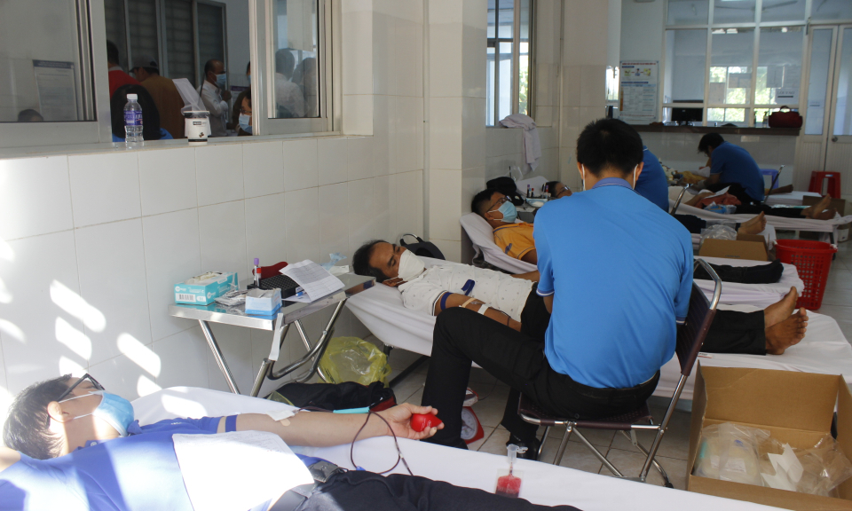 Tân Trụ hơn 400 tình nguyện viên tham gia hiến máu nhân đạo