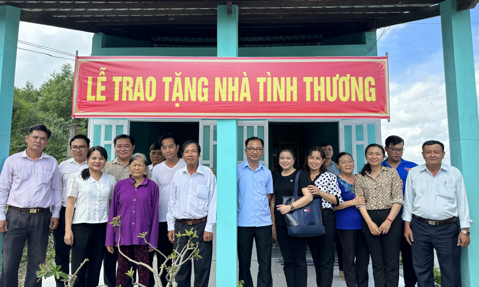 Tân Trụ trao 2 căn nhà Tình thương cho gia đình có hoàn cảnh khó khăn