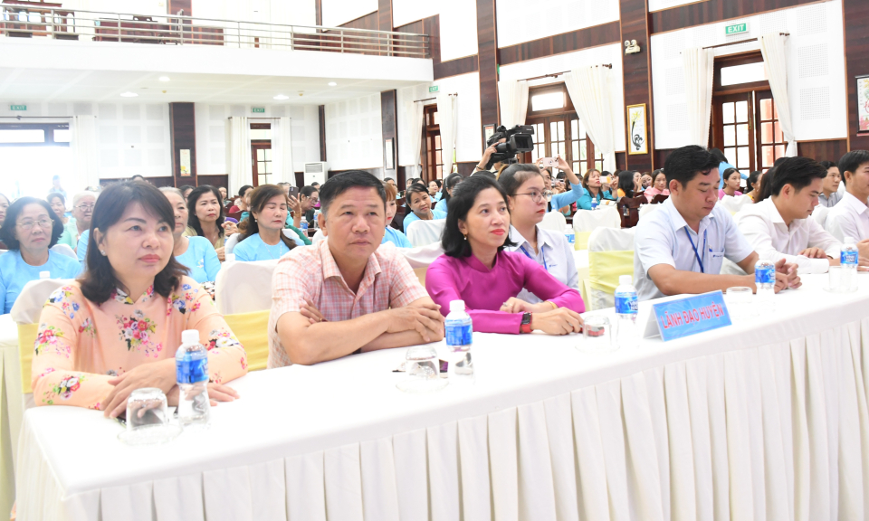 Phụ nữ Đức Hòa nói chuyện chuyên đề giữ gìn hạnh phục gia đình thời công nghệ 4.0
