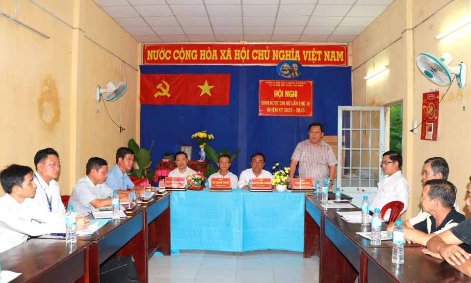 Phó Chủ tịch UBND tỉnh - Huỳnh Văn Sơn dự sinh hoạt chi bộ ấp Cầu Tràm, xã Long Trạch