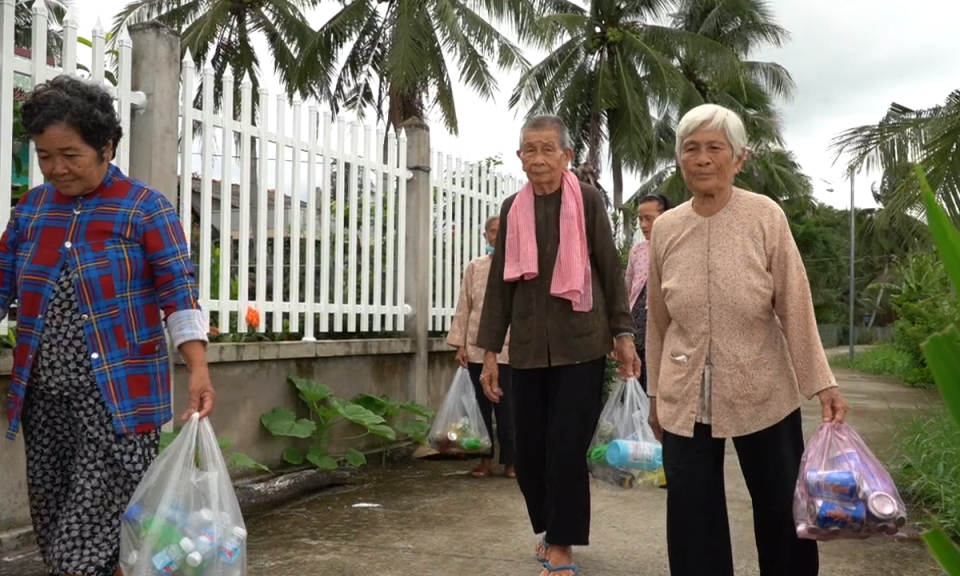 “Đổi rác thải nhựa lấy rau xanh”: Cách làm hay để bảo vệ môi trường