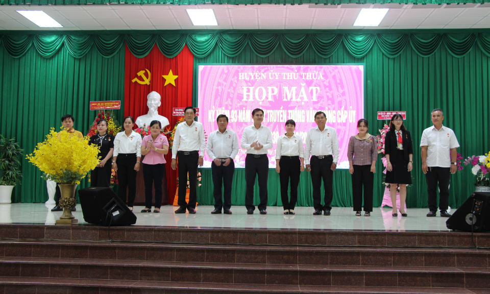 Thủ Thừa họp mặt kỷ niệm 93 năm Ngày truyền thống Văn phòng cấp ủy