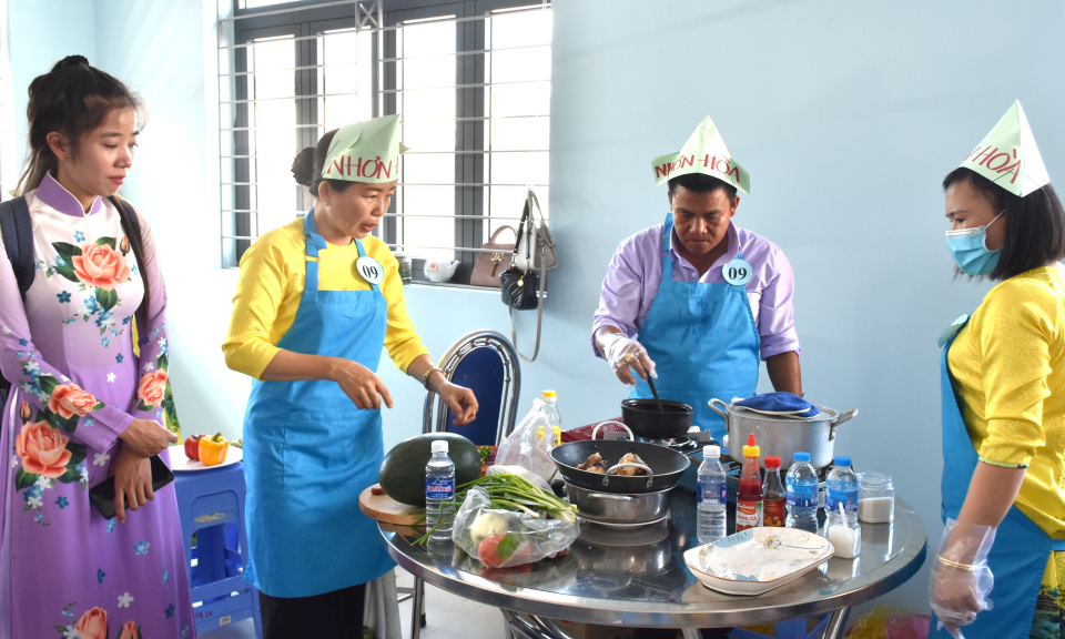 Tân Thạnh hội thi nấu ăn chào mừng Ngày thành lập Hội LHPN Việt Nam