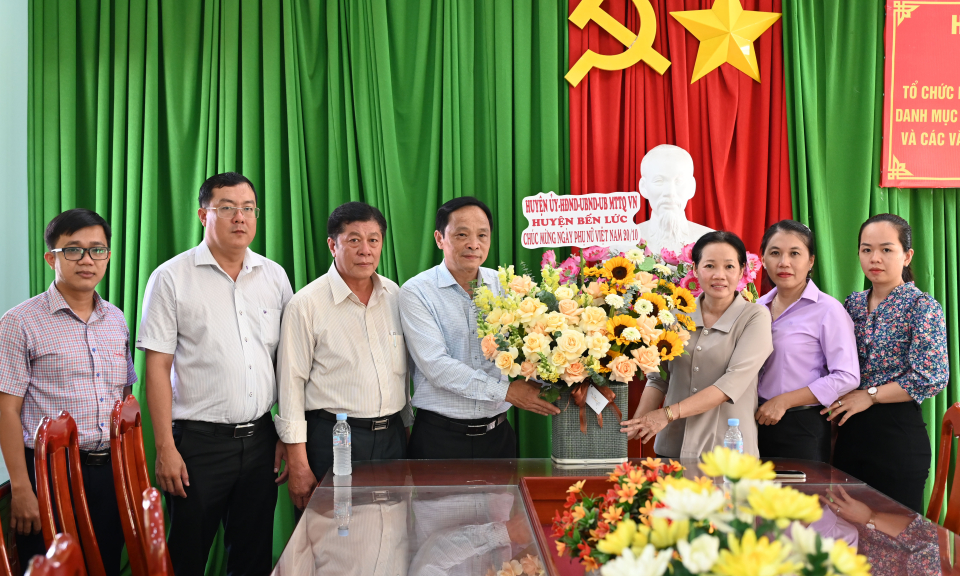 Huyện ủy - UBND huyện Bến Lức thăm, chúc mừng Hội LHPN huyện 
