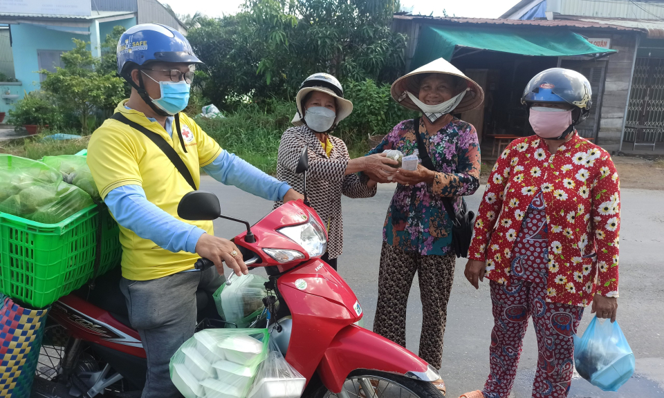 Tân Trụ: Ấm lòng bếp ăn miễn phí cho bệnh nhân nghèo