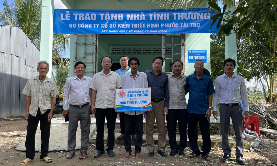 Phó Chủ tịch UBND huyện Tân Hưng trao nhà Tình thương cho hộ nghèo
