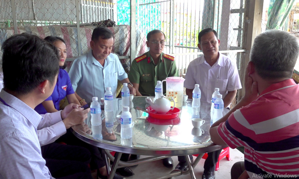 Tân Hưng gặp gỡ, tuyên truyền, động viên công dân là đảng viên nhập ngũ