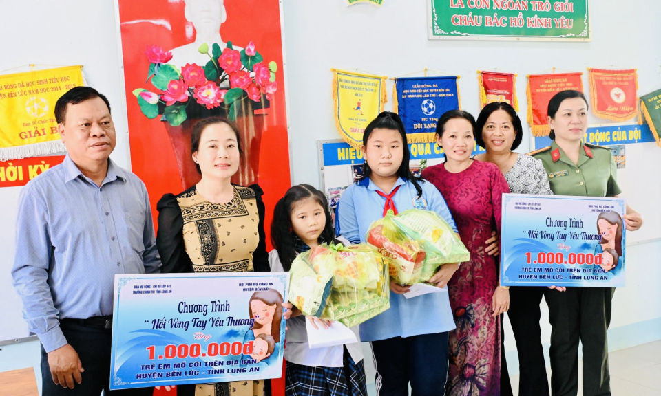 Bến Lức: Trường Chính trị tỉnh thăm, tặng quà cho trẻ em mồ côi