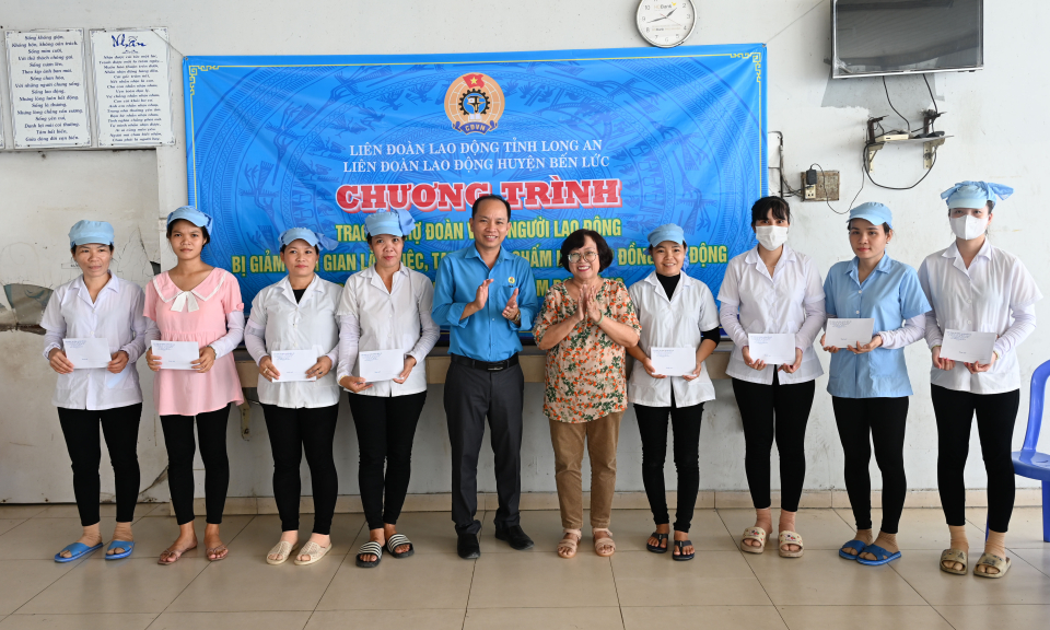Bến Lức hỗ trợ công nhân bị giảm thời gian làm việc, tạm hoãn hợp đồng lao động 