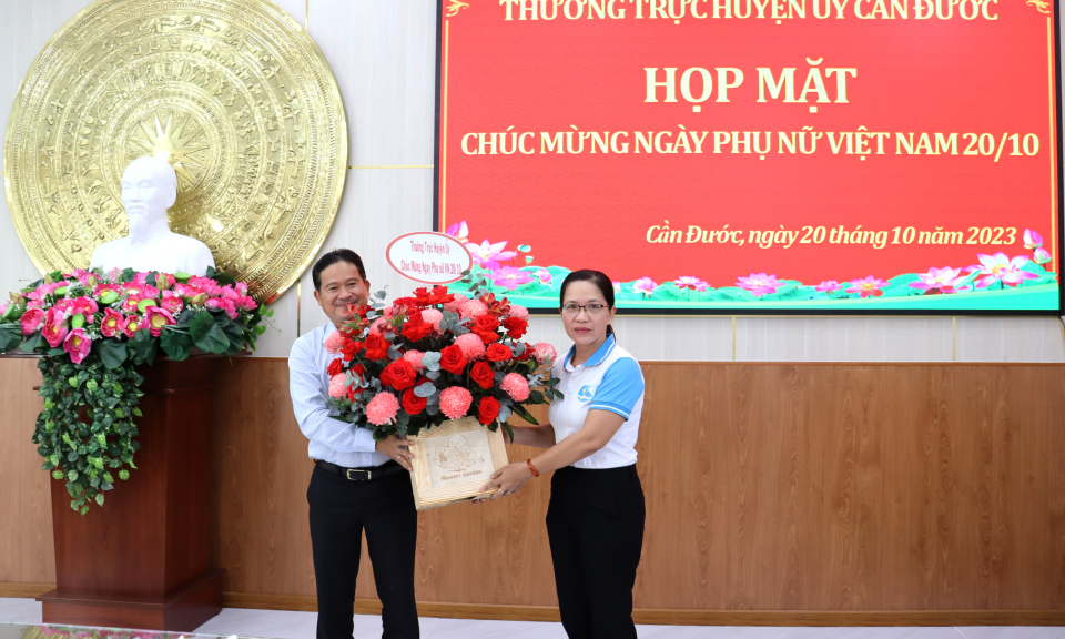 Huyện ủy Cần Đước họp mặt chúc mừng Ngày Phụ nữ Việt Nam 20/10