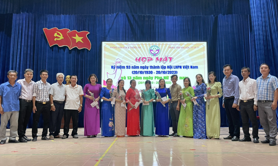Trung tâm Văn hóa, Thông tin và Truyền thanh huyện Tân Hưng họp mặt Ngày Phụ nữ Việt Nam