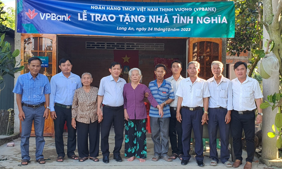 Tân Thạnh tặng 2 căn nhà Tình nghĩa cho gia đình chính sách