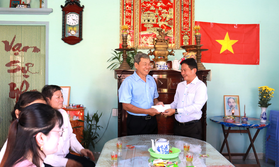 Bí thư Huyện ủy Cần Đước dự bàn giao nhà Đồng đội tại xã Tân Ân