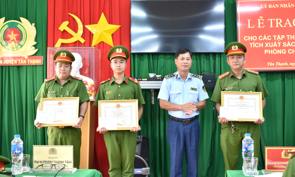 Công an tỉnh Long An khen thưởng đột xuất thành tích chống buôn lậu và phòng chống tội phạm