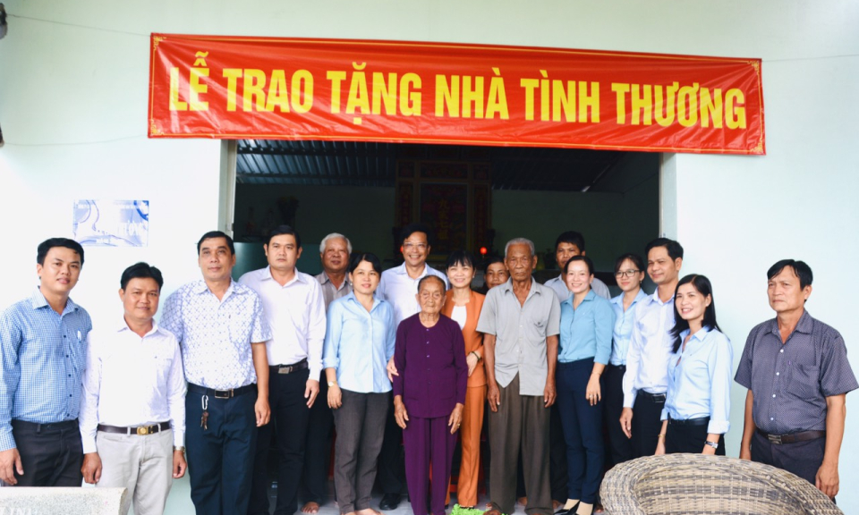 Cần Giuộc tặng nhà Tình thương cho gia đình có hoàn cảnh khó khăn