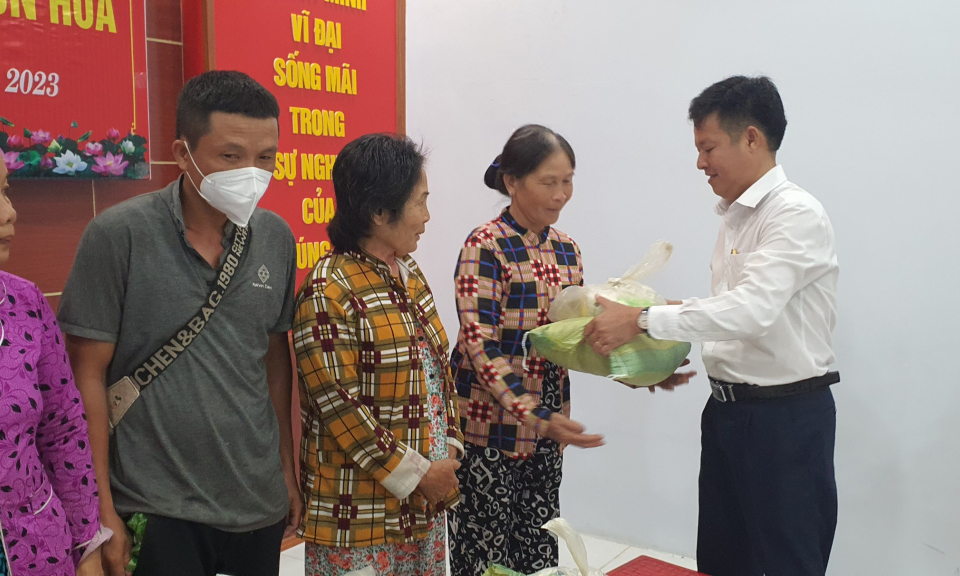 Ban Tổ chức Huyện ủy tặng quà cho hộ nghèo xã Nhơn Hòa