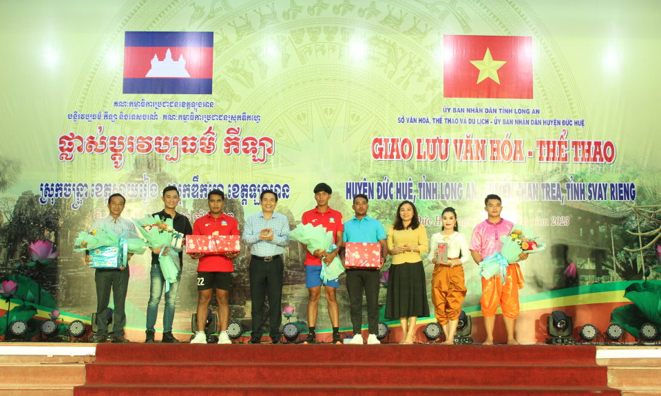 Giao lưu Văn hóa, thể thao giữa huyện Đức Huệ (Long An) và huyện Chan Trea (Svay Rieng)