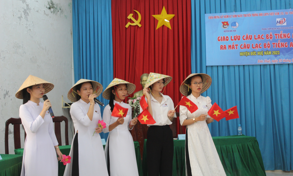 Đức Huệ nâng cao kỹ năng Tiếng Anh cho học sinh và đoàn viên thanh niên.