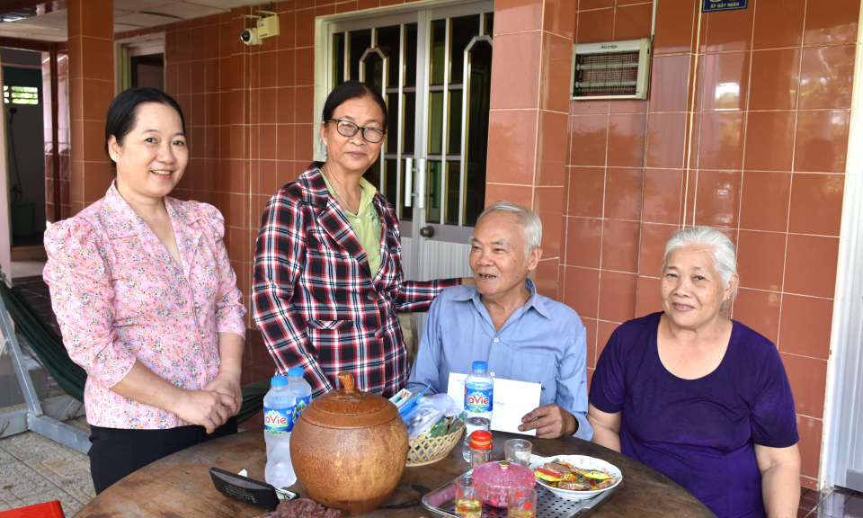 Tân Thạnh thăm hỏi tặng quà người cao tuổi 