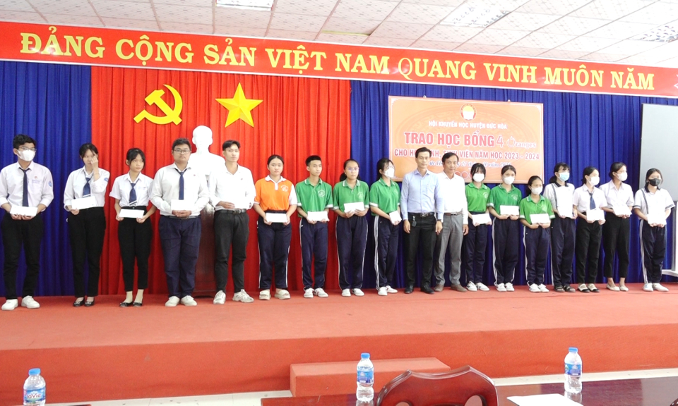 Đức Hòa tổ chức trao học bổng 4 Oranges cho học sinh - sinh viên