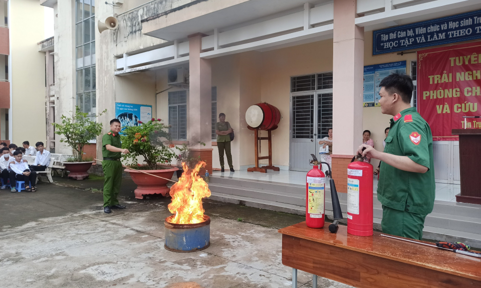 Tân Trụ trang bị kỹ năng phòng cháy, chữa cháy cho học sinh