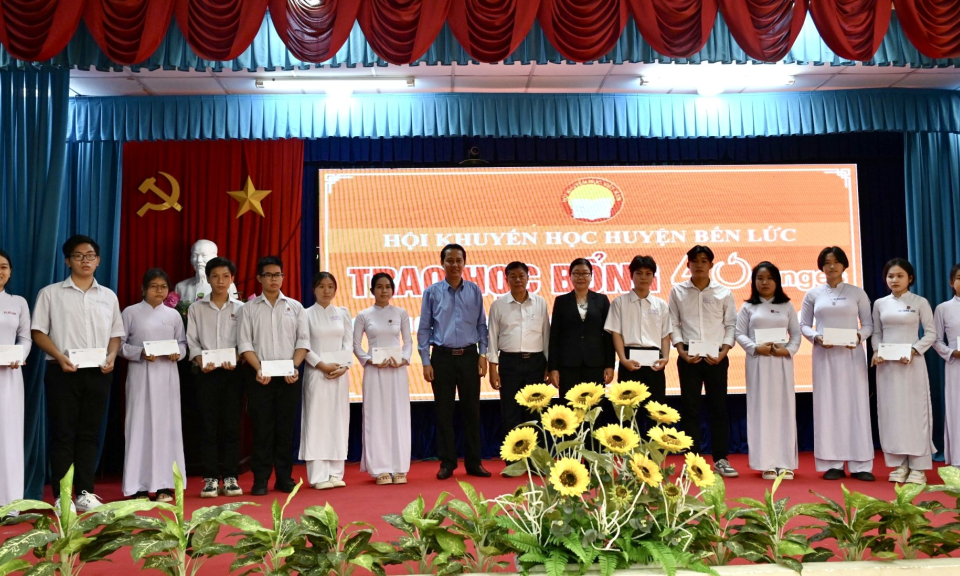 Bến Lức trao 35 suất học bỗng 4 Oranges cho học sinh, sinh viên hiếu học