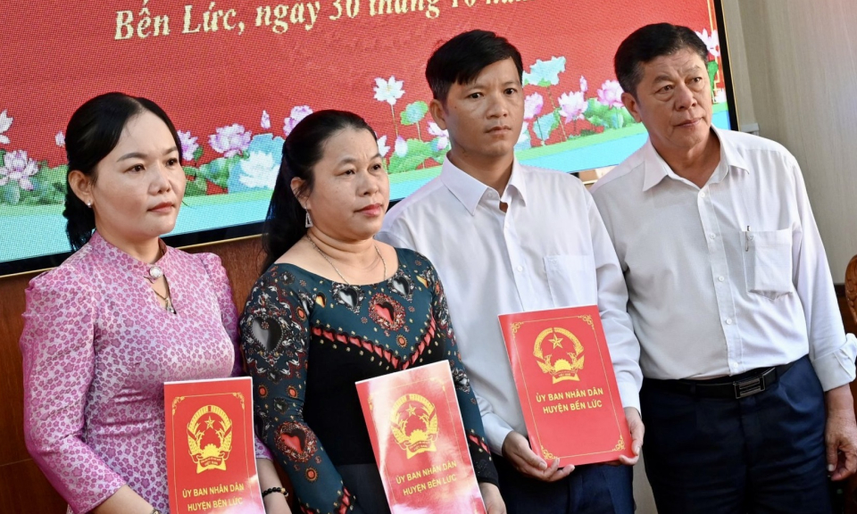 Bến Lức trao quyết định công tác cán bộ Quản lý Giáo dục