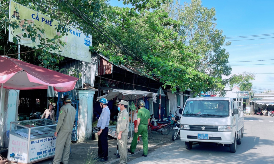 Thị trấn Tân Thạnh ra quân giải tỏa hành lang an toàn giao thông