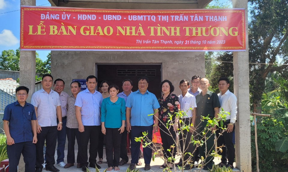 Tân Thạnh tặng nhà Tình thương cho hộ nghèo