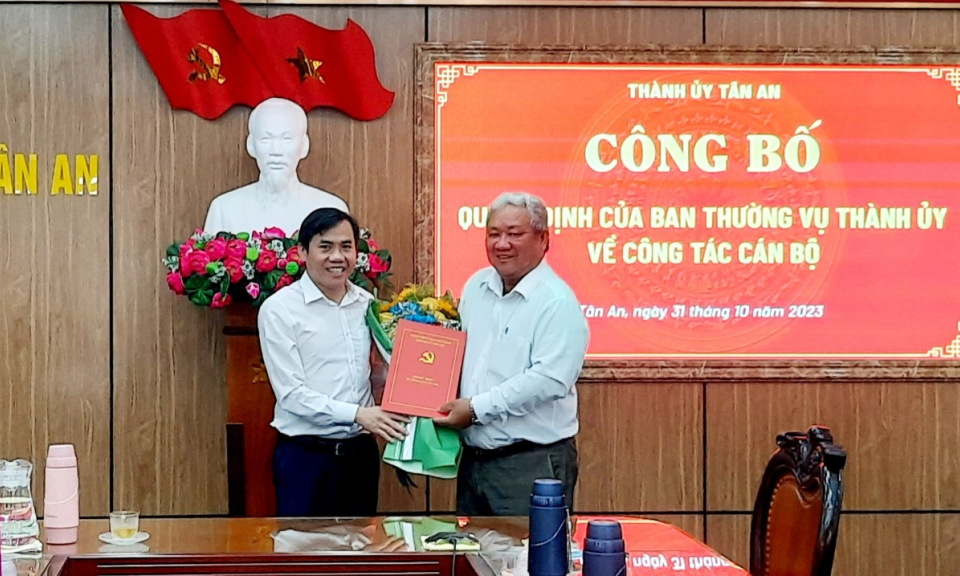 Bí thư Thành uỷ Tân An trao quyết định nghỉ hưu theo chế độ cho Chủ tịch Ủy ban MTTQ thành phố