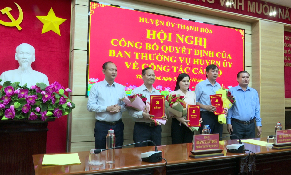 Thạnh Hóa công bố các quyết định về công tác cán bộ