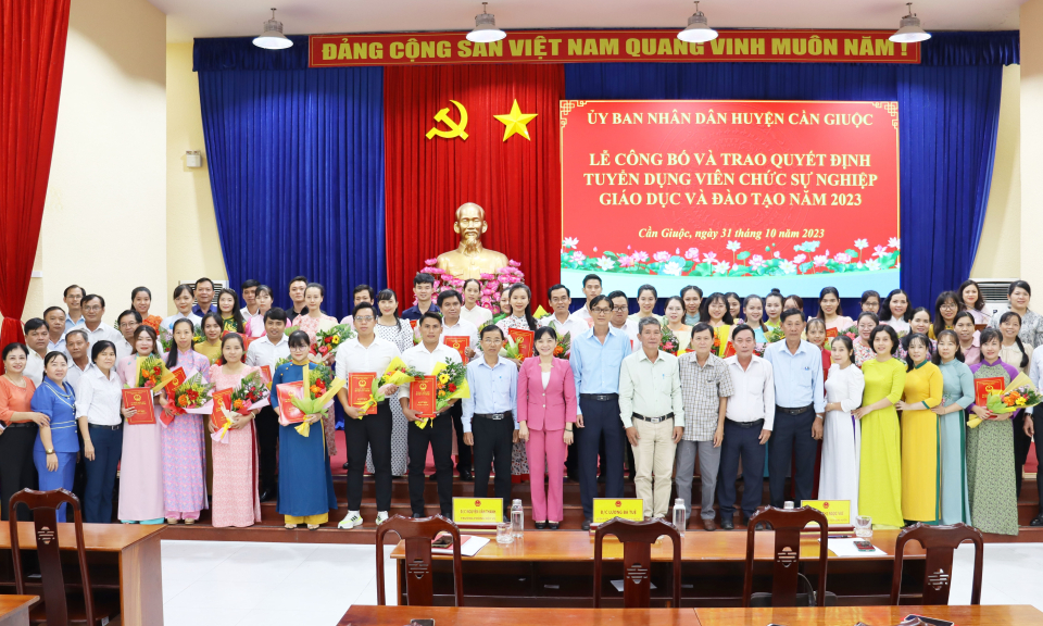 Cần Giuộc trao quyết định tuyển dụng viên chức giáo dục