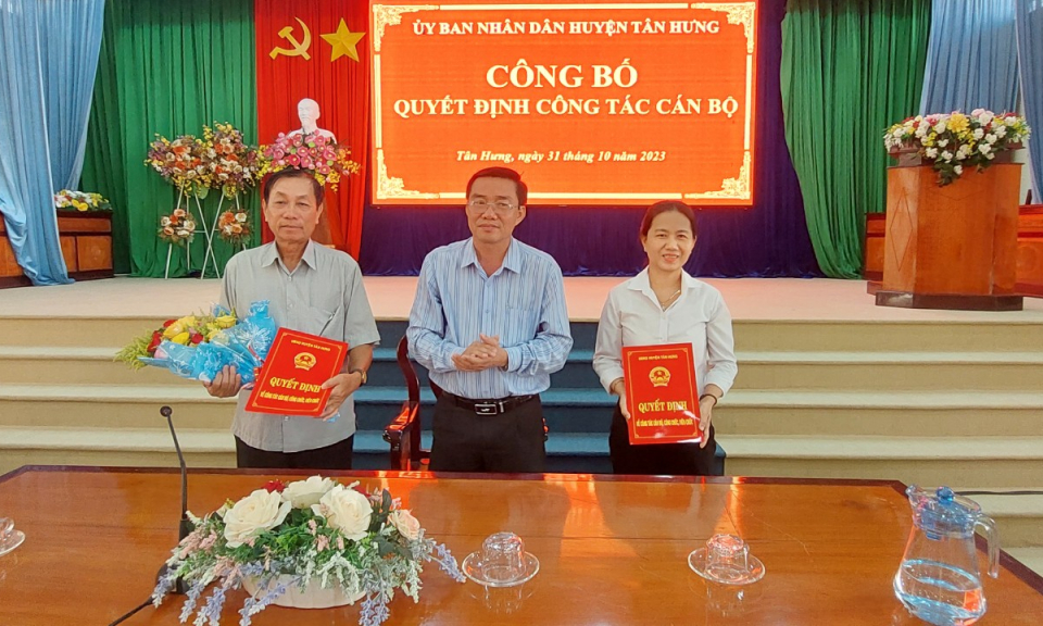 Tân Hưng công bố quyết định về công tác cán bộ Phòng Văn hóa và Thông tin