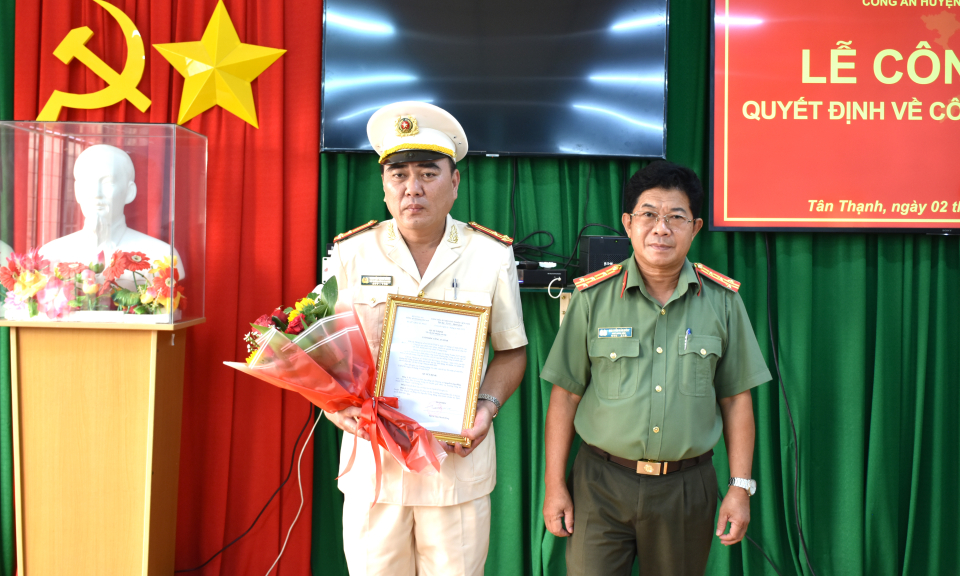Công an tỉnh trao quyết định bổ nhiệm Trưởng Công an huyện Tân Thạnh
