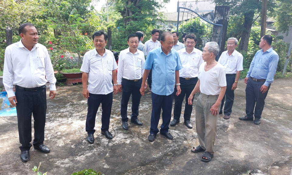 Nguyên Phó Thủ tướng Thường trực Chính phủ - Trương Hòa Bình khảo sát vị trí xây dựng khu lưu niệm cố nhạc sĩ Cao Văn Lầu.  