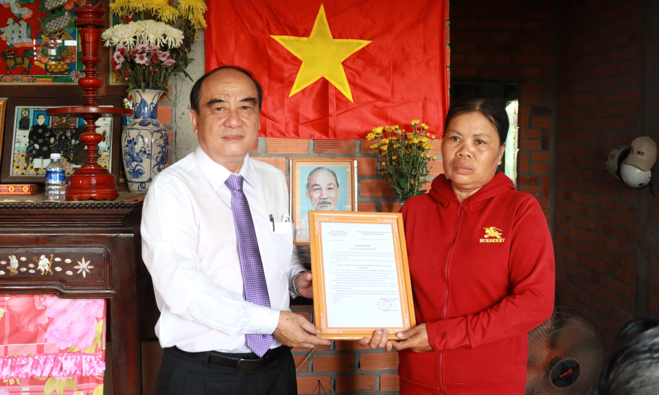 Chủ tịch UBMTTQ tỉnh - Trương Văn Nọ dự Lễ bàn giao nhà Đại đoàn kết tại Cần Đước