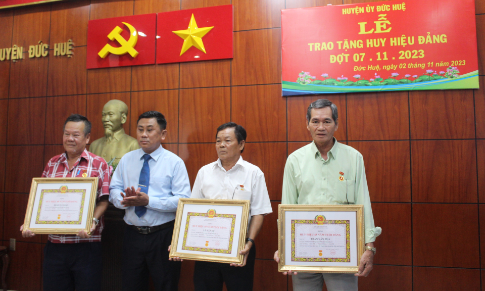Đức Huệ trao huy hiệu Đảng 13 đảng viên