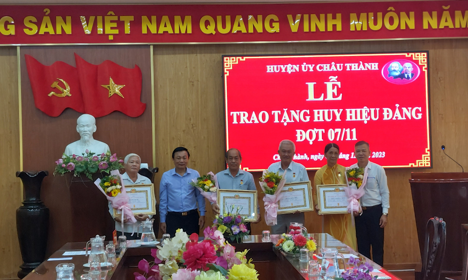 Huyện Châu Thành có 10 đảng viên được trao huy hiệu Đảng 