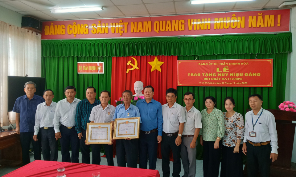 Đảng ủy thị trấn Thạnh Hóa trao huy hiệu Đảng cho đảng viên cao niên