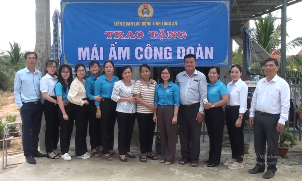 Liên đoàn Lao động tỉnh trao Mái ấm Công đoàn tại Tân Hưng