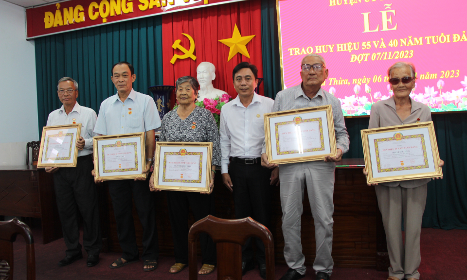 Thủ Thừa trao huy hiệu đảng cho đảng viên cao niên đợt 7/11