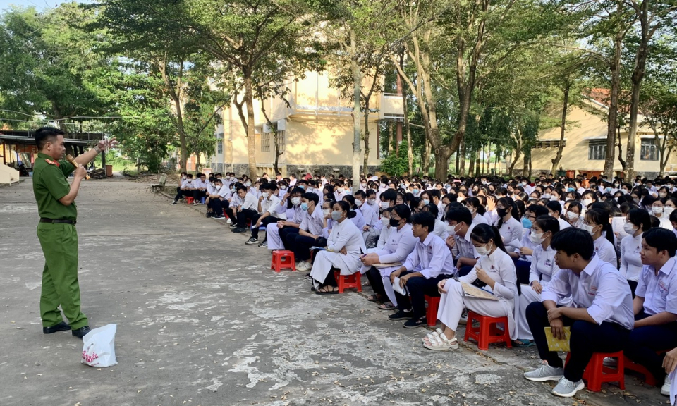 Đoàn viên thanh niên Châu Thành ra quân tuyên truyền hưởng ứng Ngày Pháp luật Việt Nam 9/11