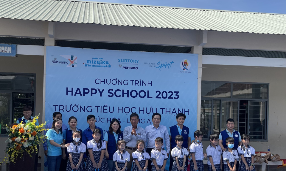 Đức Hoà chương trình Happy School 2023 trao tặng hơn 100 triệu đồng cho học sinh