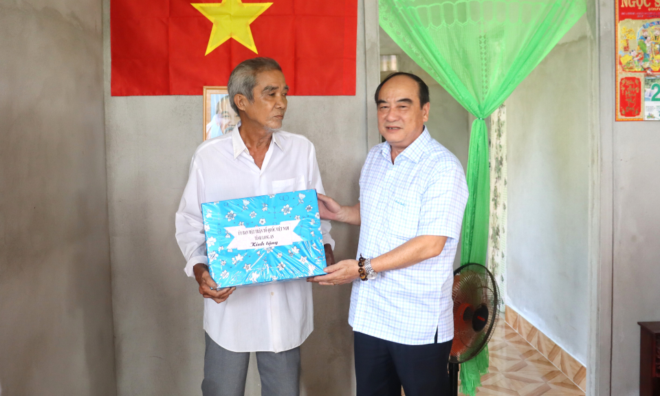 Cần Đước bàn giao 02 căn nhà Đại đoàn kết 