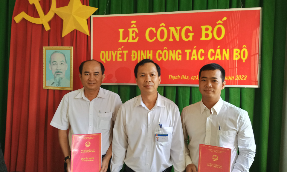 UBND huyện Thạnh Hóa công bố quyết định công tác cán bộ